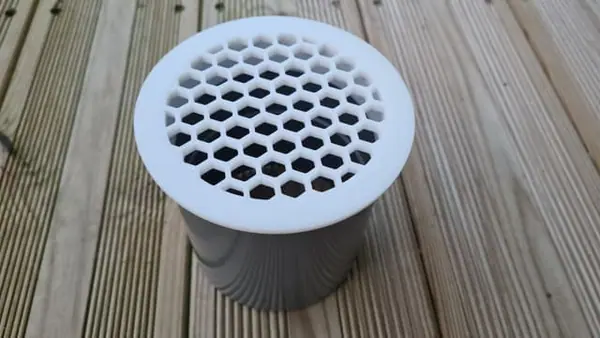 Grille aération pour tuyau P.V.C 100 mm V3- Ventilation grid for 100 mm P.V.C pipe